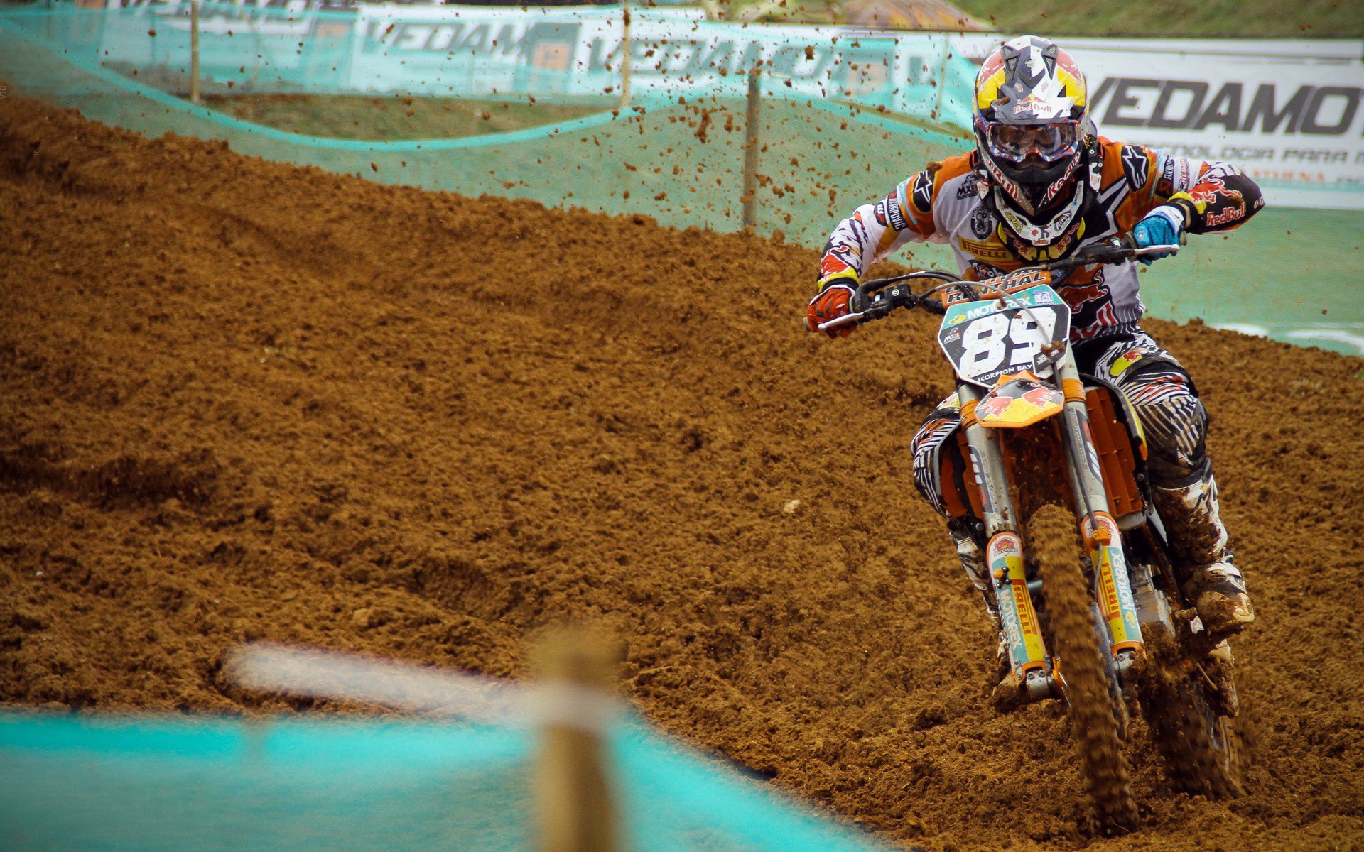 绿茵场险胜与球台统治，体育之夜的冰与火之歌